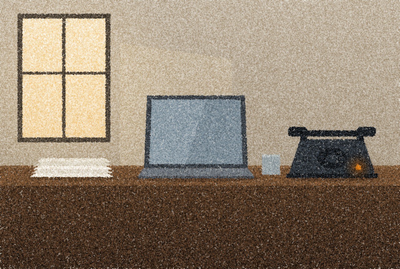 点描画:夕暮れの誰もいないオフィスの机に、画面に何も映っていない開いたノートパソコン、きちんと重ねた白い書類、古い卓上電話がある。背の高い窓からの光。電話の上に小さな琥珀色の光が一つ。