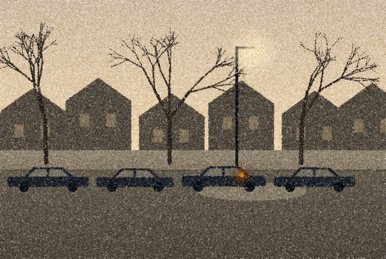 点描画：夕暮れの静かな住宅街。葉の落ちた木々と1本の街灯の下に駐車中の車が並び、ダッシュボードに小さな琥珀色の光が一つ。