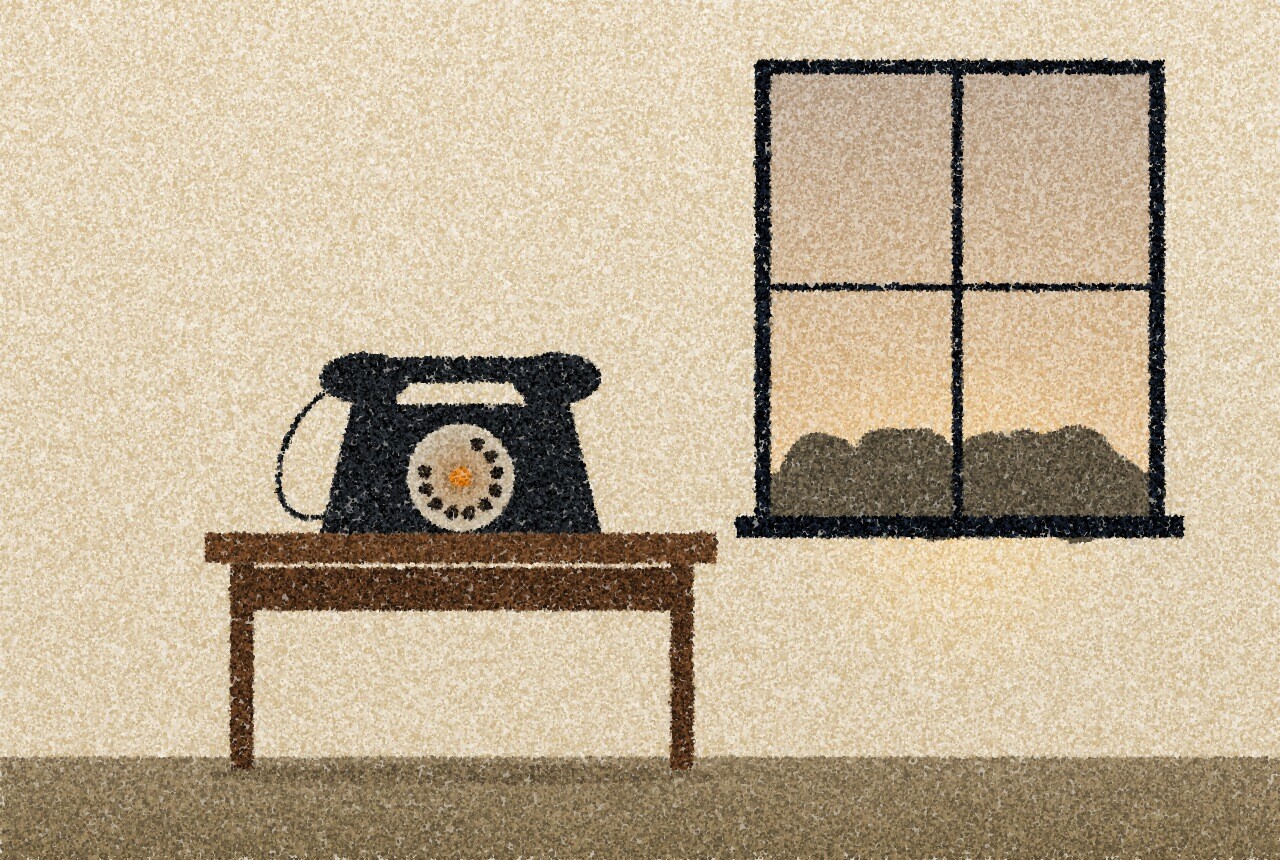 点描画：夕暮れの窓辺、木のサイドテーブルの上に古い卓上電話が置かれ、受話器は元の位置にある。ダイヤルの上に小さな琥珀色の光が一つ。