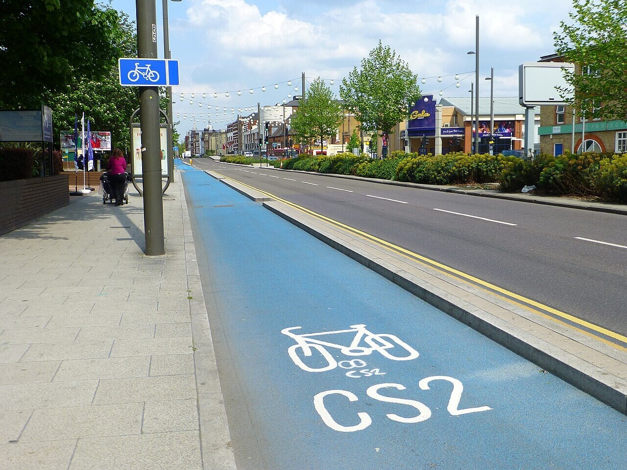 ロンドン東部ストラトフォードの幹線道路沿いを走る、CS2と書かれた青い自転車専用レーン
