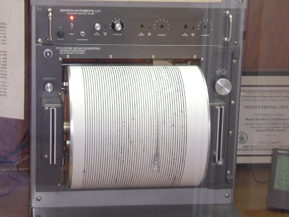地震の揺れを記録する地震計の資料写真