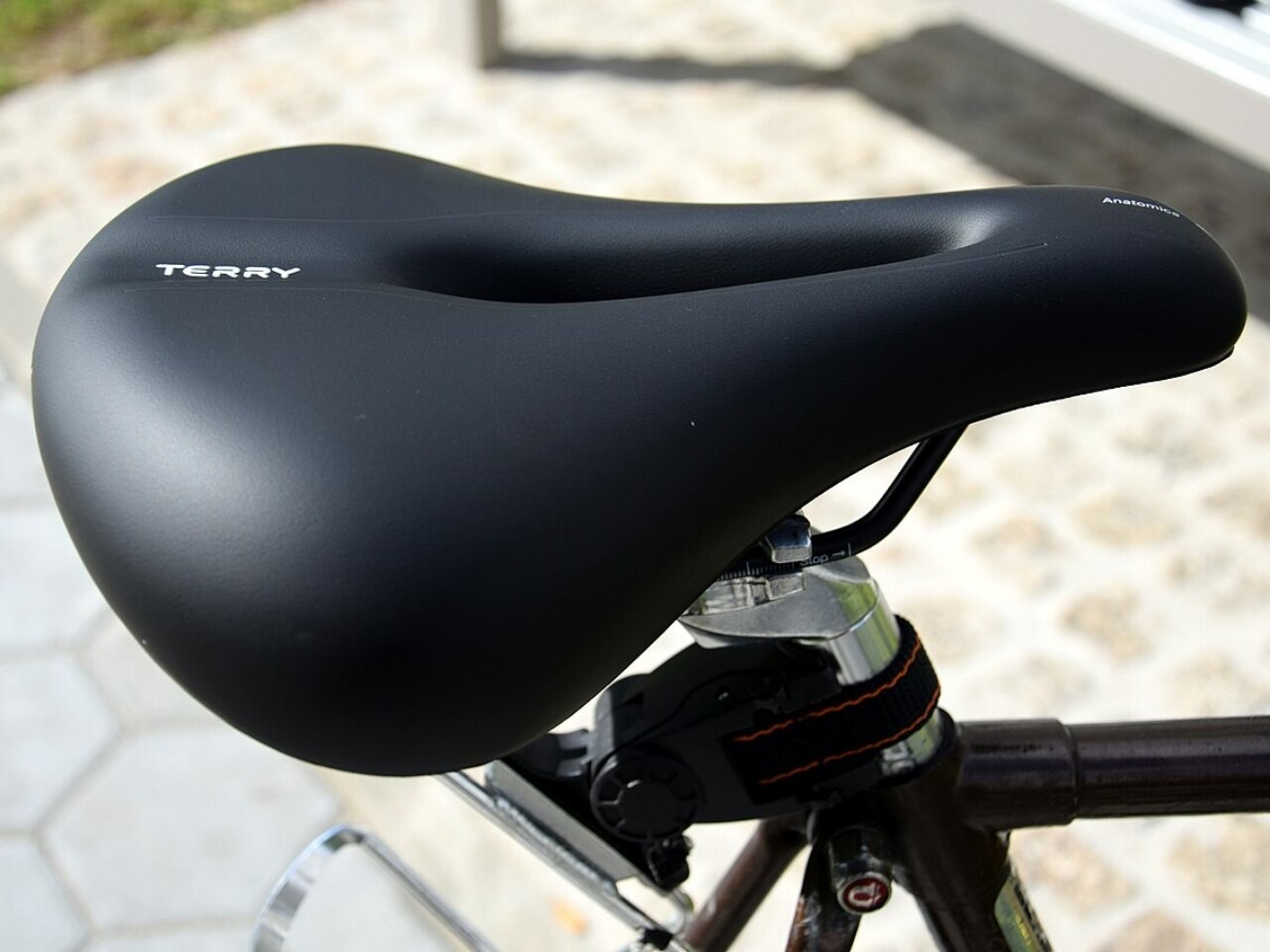 中央に溝（カットアウト）のある黒い自転車サドルのクローズアップ