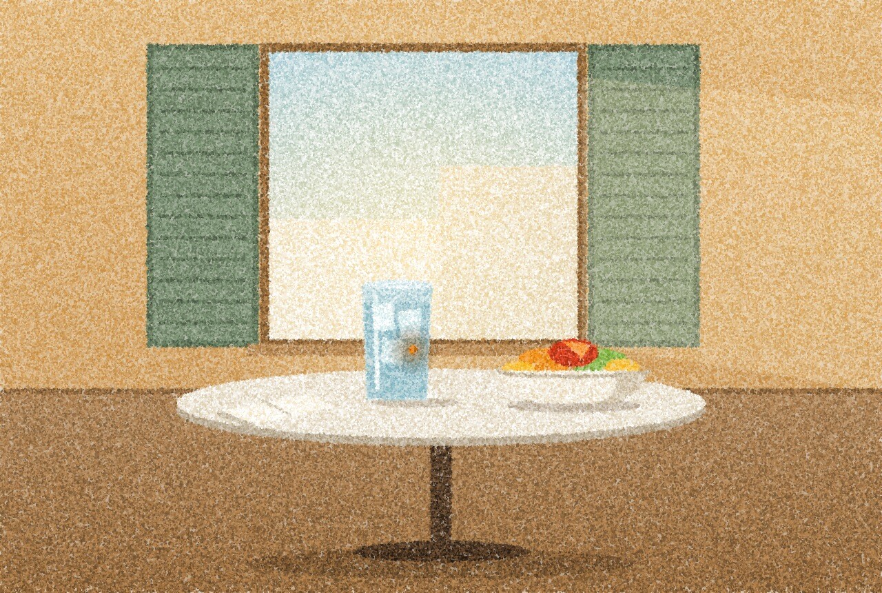 点描画：暑い午後、よろい戸の窓辺の小さなカフェテーブル。氷の入った水のグラス、切った果物の器、たたんだナプキン。グラスに琥珀色の小さな光が一つ。