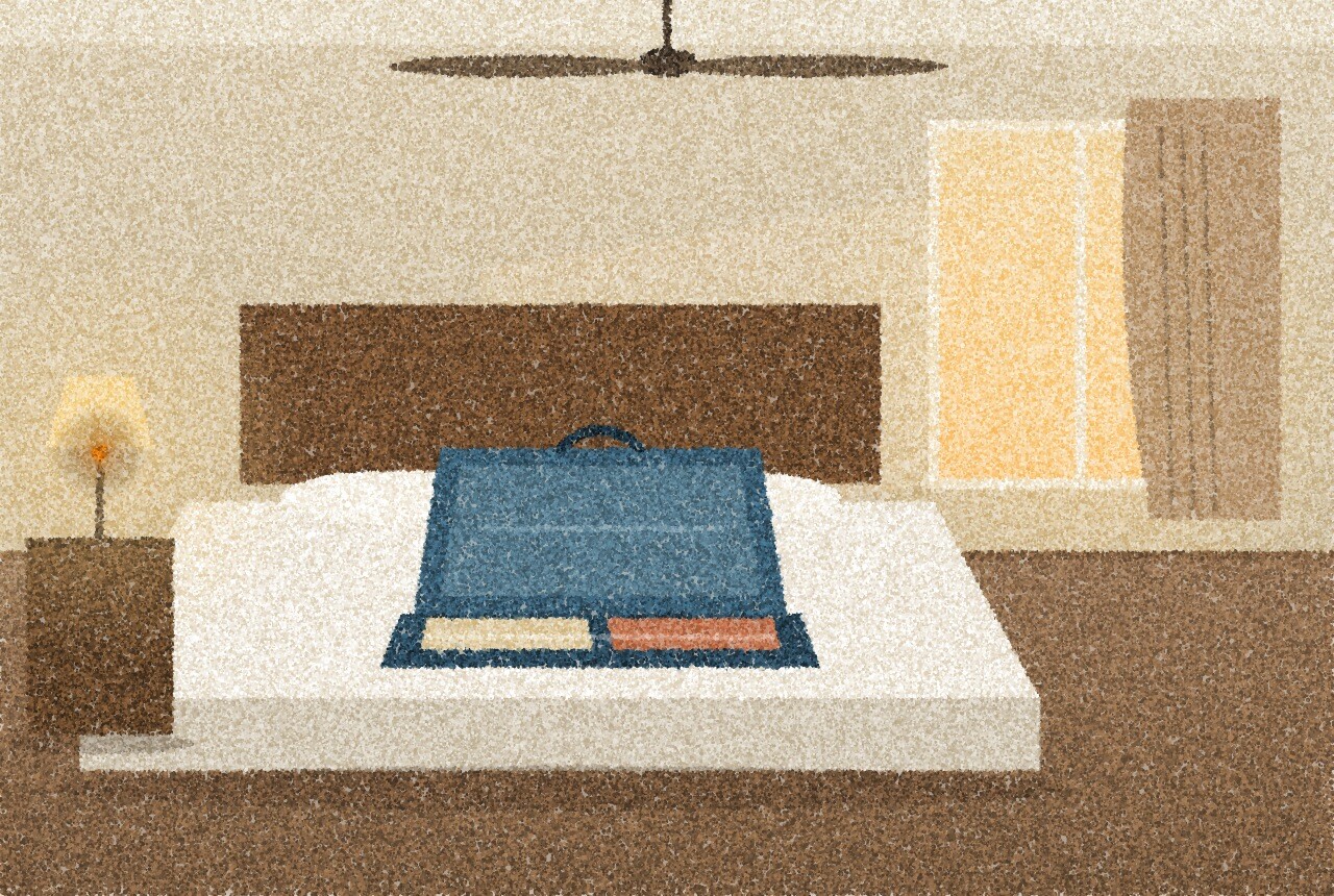 点描画：窓辺の簡素なホテルのベッドに開いたスーツケース。中にたたんだ服、天井にファン、壁にやわらかな夕方の光。枕元のランプに琥珀色の小さな光が一つ。
