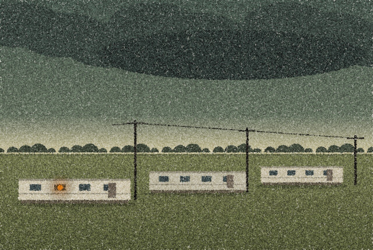 点描画:暗い緑灰色の嵐の空の下、平らな野原に低く簡素なモバイルホームが並ぶ。地平線に沿って淡い光の帯があり、家のそばに電柱が立つ。窓に小さな琥珀色の光が一つ。