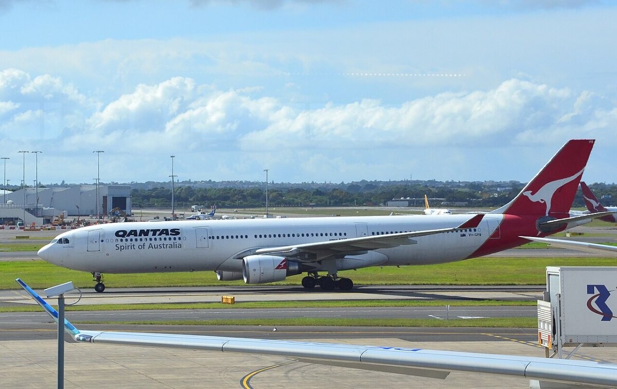 シドニー空港を地上走行するカンタス航空のエアバスA330