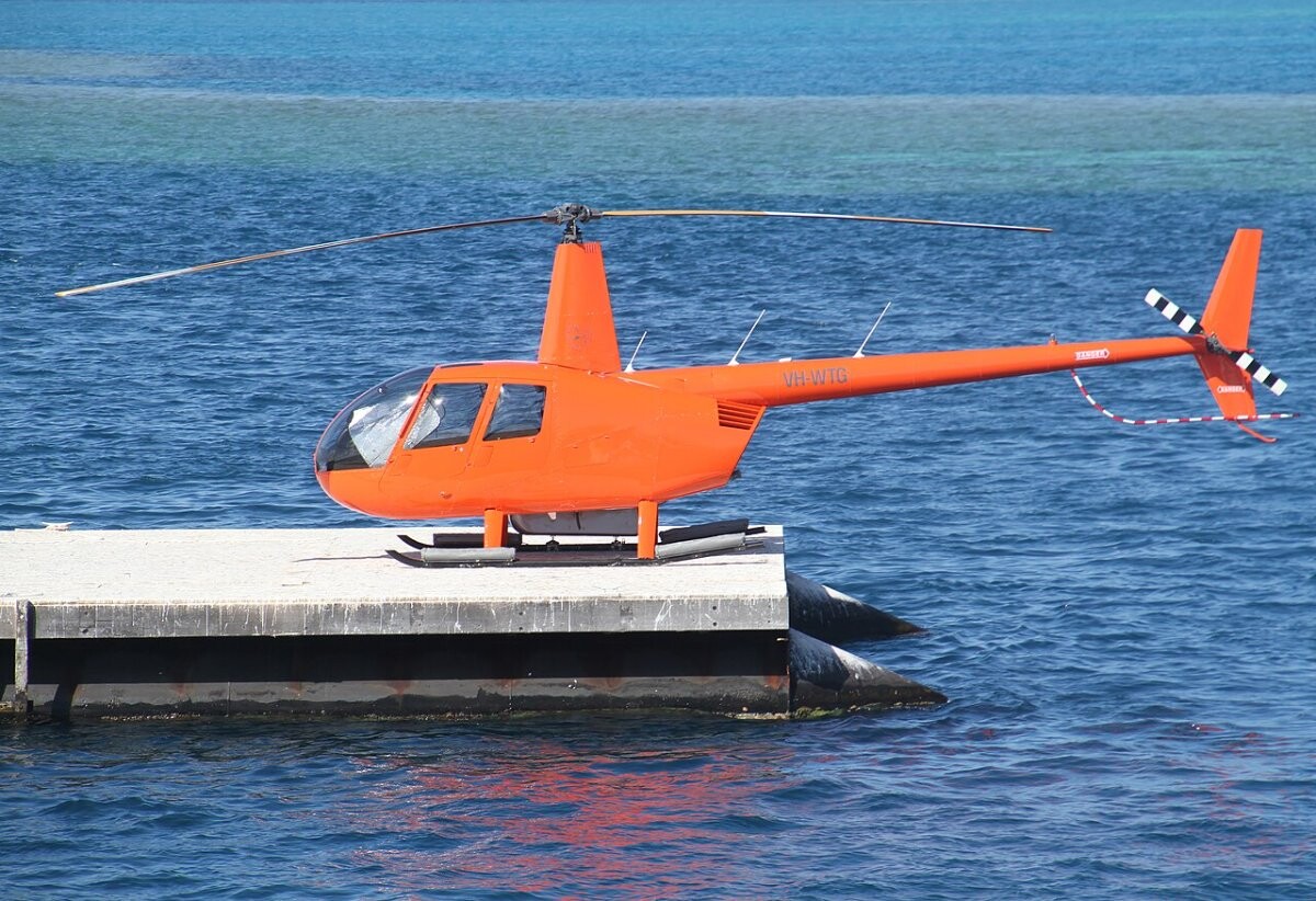 小型のロビンソンR44ヘリコプター