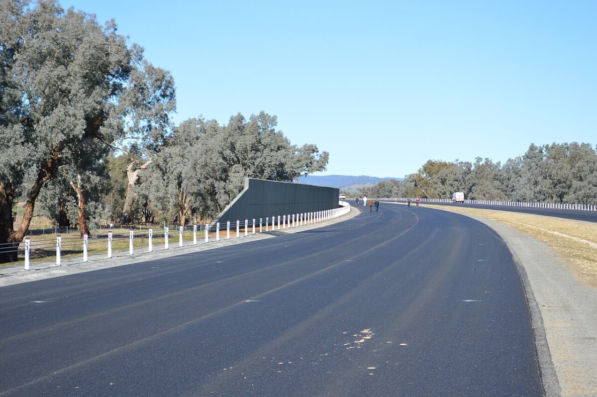 ホルブルックを迂回するヒューム・フリーウェイの新しい4車線道路