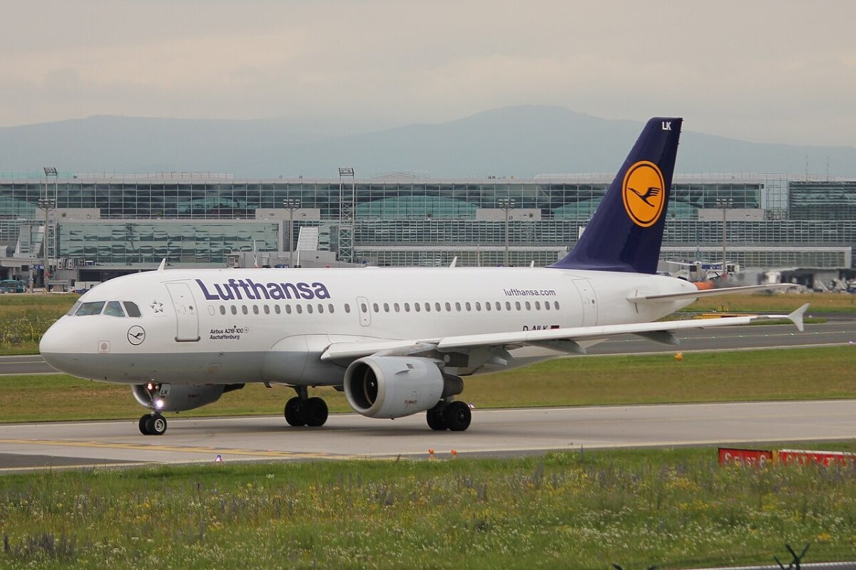 A Lufthansa Airbus A319 taxiing at Frankfurt Airport