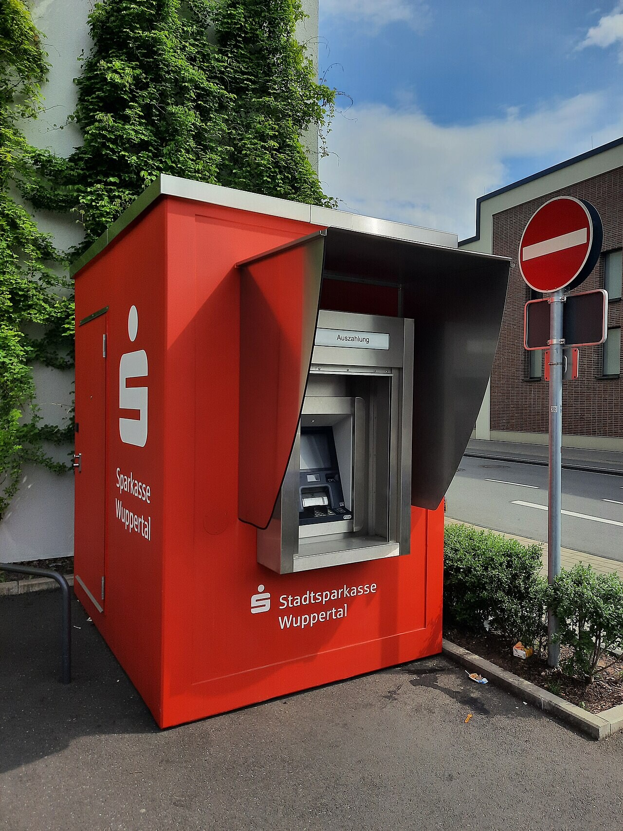 Free-standing cash machine in Wuppertal