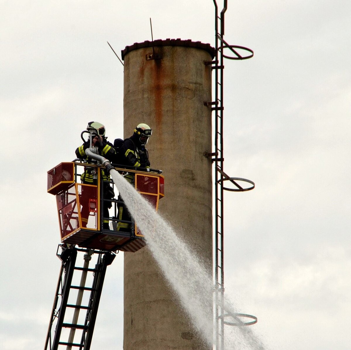 A turntable ladder working at a warehouse fire