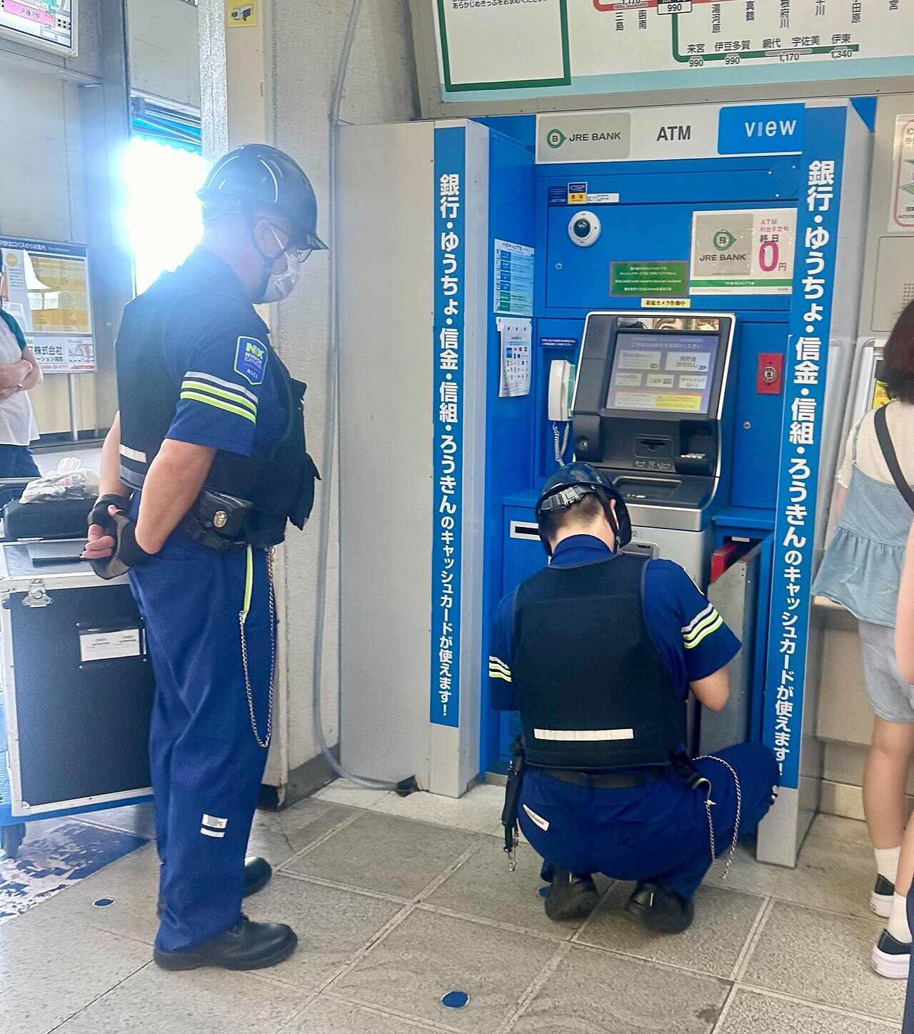 神奈川県でATMを保守する銀行の担当者