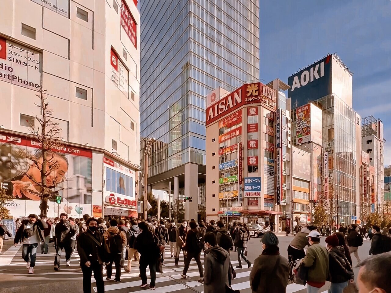 東京・秋葉原のにぎやかな横断歩道を渡る人々