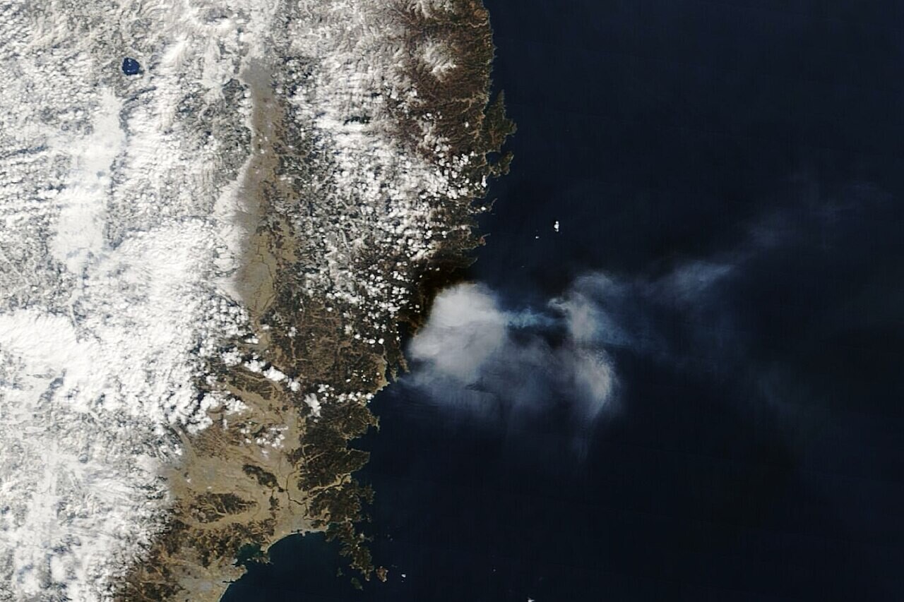 大船渡の林野火災の煙を写した衛星画像